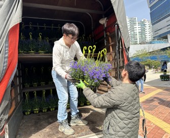 [지역사회지원팀] 장애인의 날 기념 웃을농원(신은성 대표) 로벨리아 400개, 라벤더 50개 후원품 전달